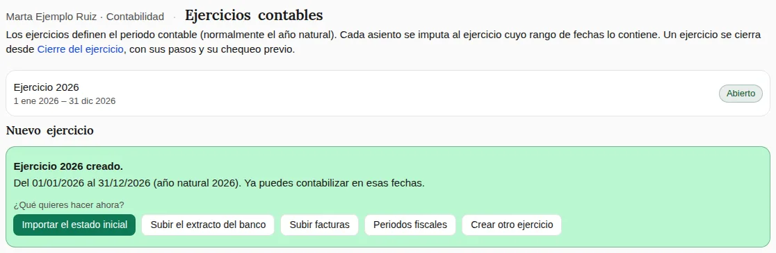 Ejercicios contables tras confirmar el año natural: el Ejercicio 2026, del 1 de enero al 31 de diciembre, abierto, y el aviso «Ejercicio 2026 creado» con los botones de «¿Qué quieres hacer ahora?».