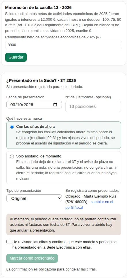 Panel «Minoración de la casilla 13 · 2026» con un rendimiento neto de 2025 de 8.900 euros y, debajo, el recuadro «¿Presentado en la Sede? · 3T 2026» con la fecha, el justificante, las opciones «Con las cifras de ahora» y «Solo anotarlo, de momento» y la confirmación obligatoria.