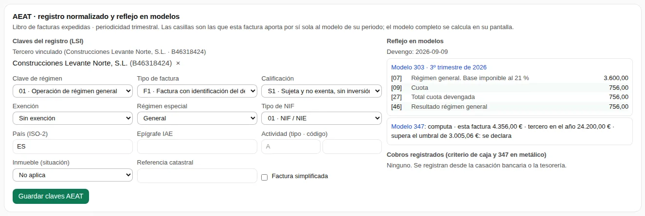 Bloque «AEAT · registro normalizado y reflejo en modelos» de una factura emitida de ejemplo: las claves del registro a la izquierda y, a la derecha, lo que aporta al 303 del tercer trimestre y la línea «Modelo 347: computa · esta factura 4.356,00 € · tercero en el año 24.200,00 € · supera el umbral de 3.005,06 €: se declara».